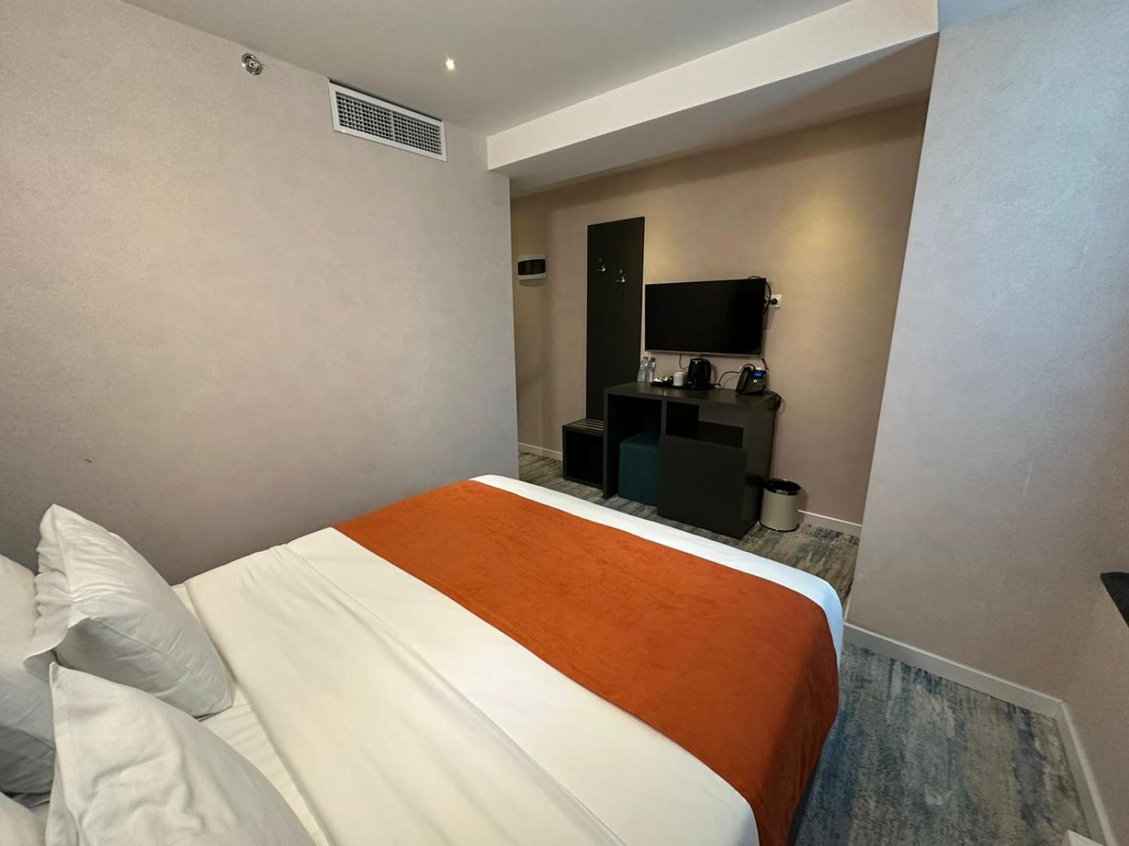 M 1 T Hotel Tbilisi Buitenkant foto