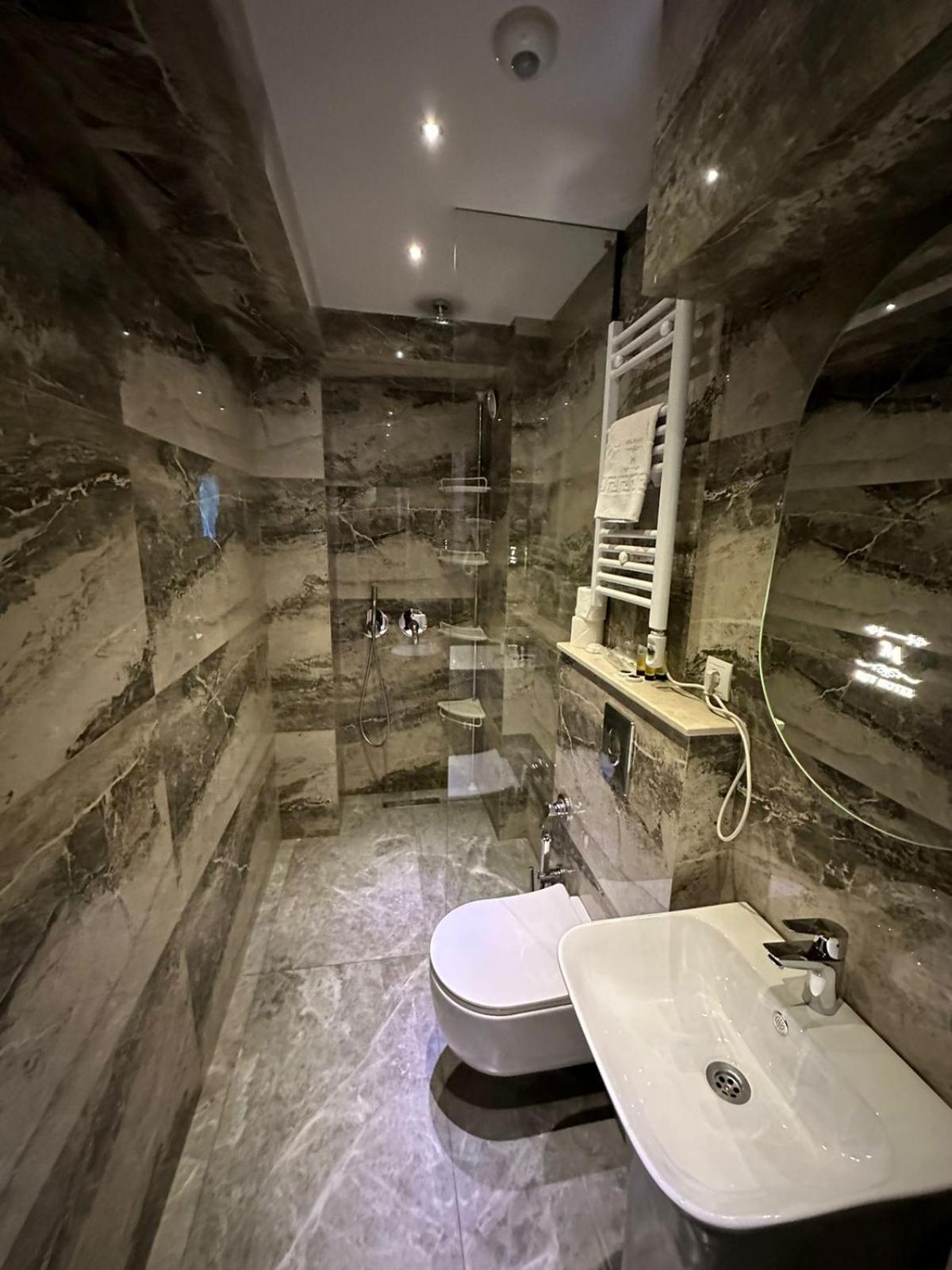 M 1 T Hotel Tbilisi Buitenkant foto